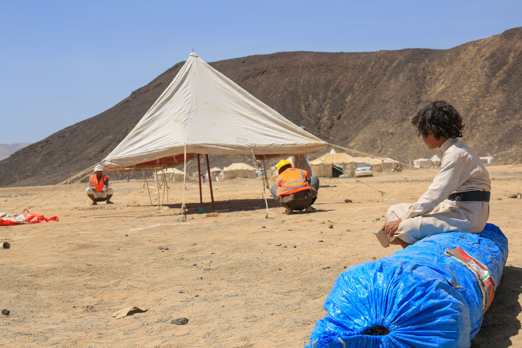 Un refugio de emergencia para familias desplazadas en una remota zona desértica de Marib, Yemen, establecido por la agencia de migración de la ONU, la OIM.